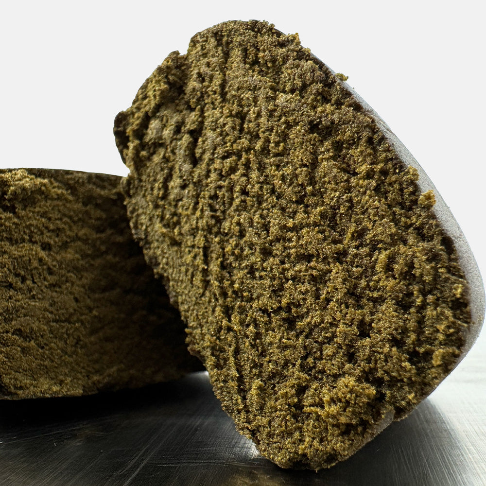 Zoom sur la tranche d'un morceau de CBD Olive