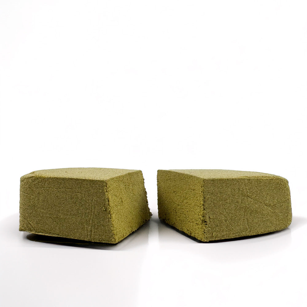 CBD DS Stawberry coupé en deux sur fond blanc