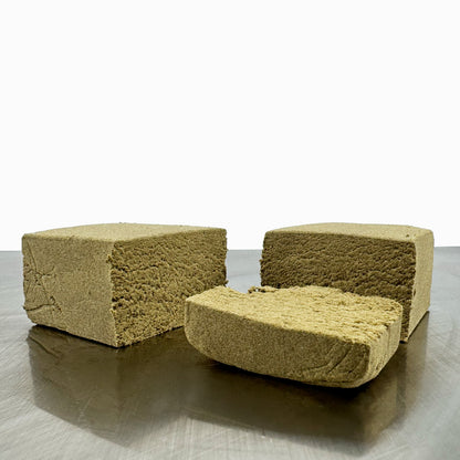 Morceau de CBD Dry Sift Mala X Zoap coupé en trois