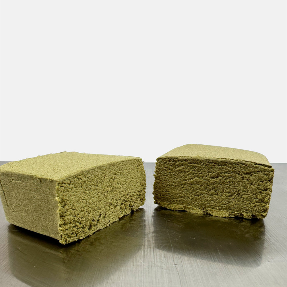 Morceau de CBD Dry Shift Zoap coupé en deux sur une table