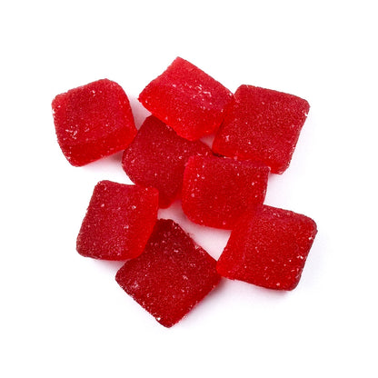 Tas de gummies au THC goûts fraise sur fond blanc