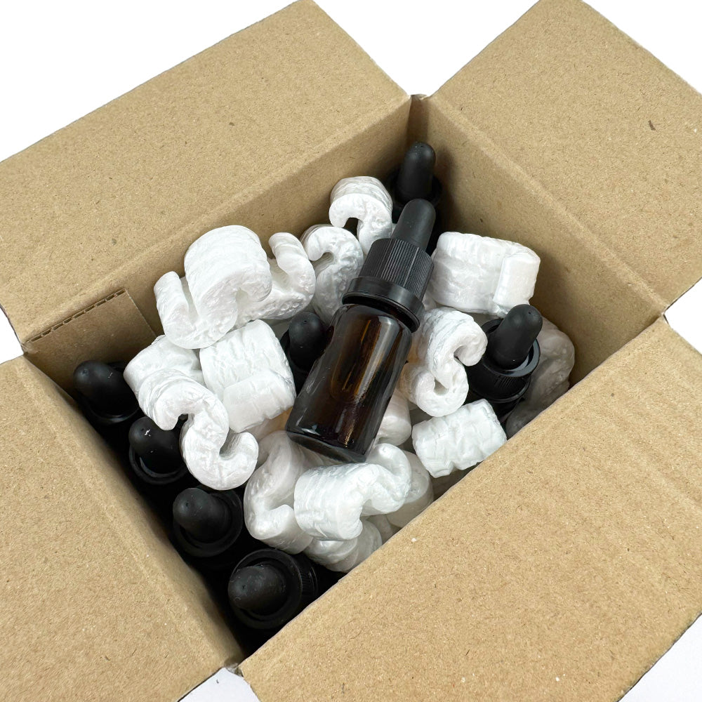 Flacons d'huile au CBD marque blanche dans une boite en carton