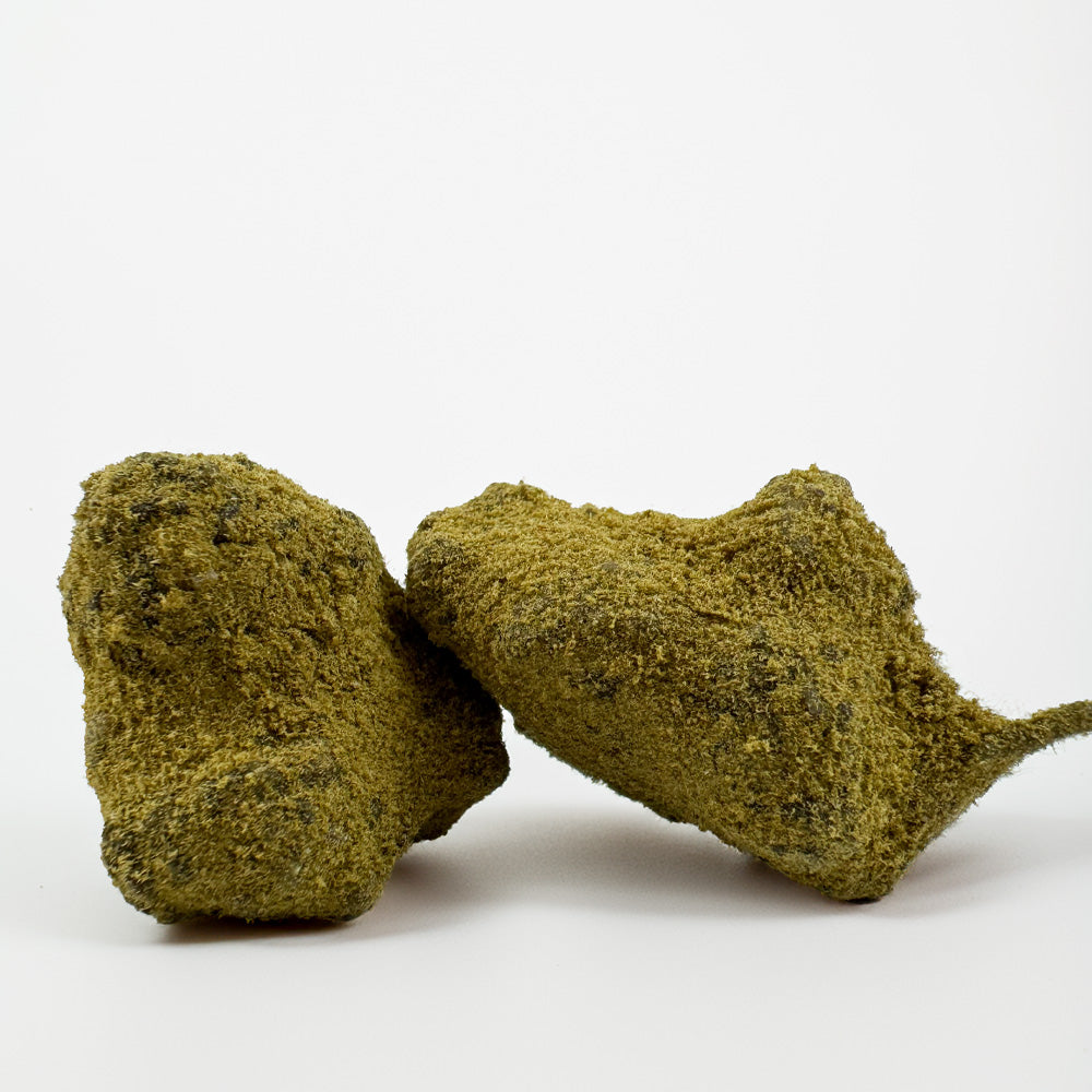 2 morceaux de CBD Moonrock sur fond blanc