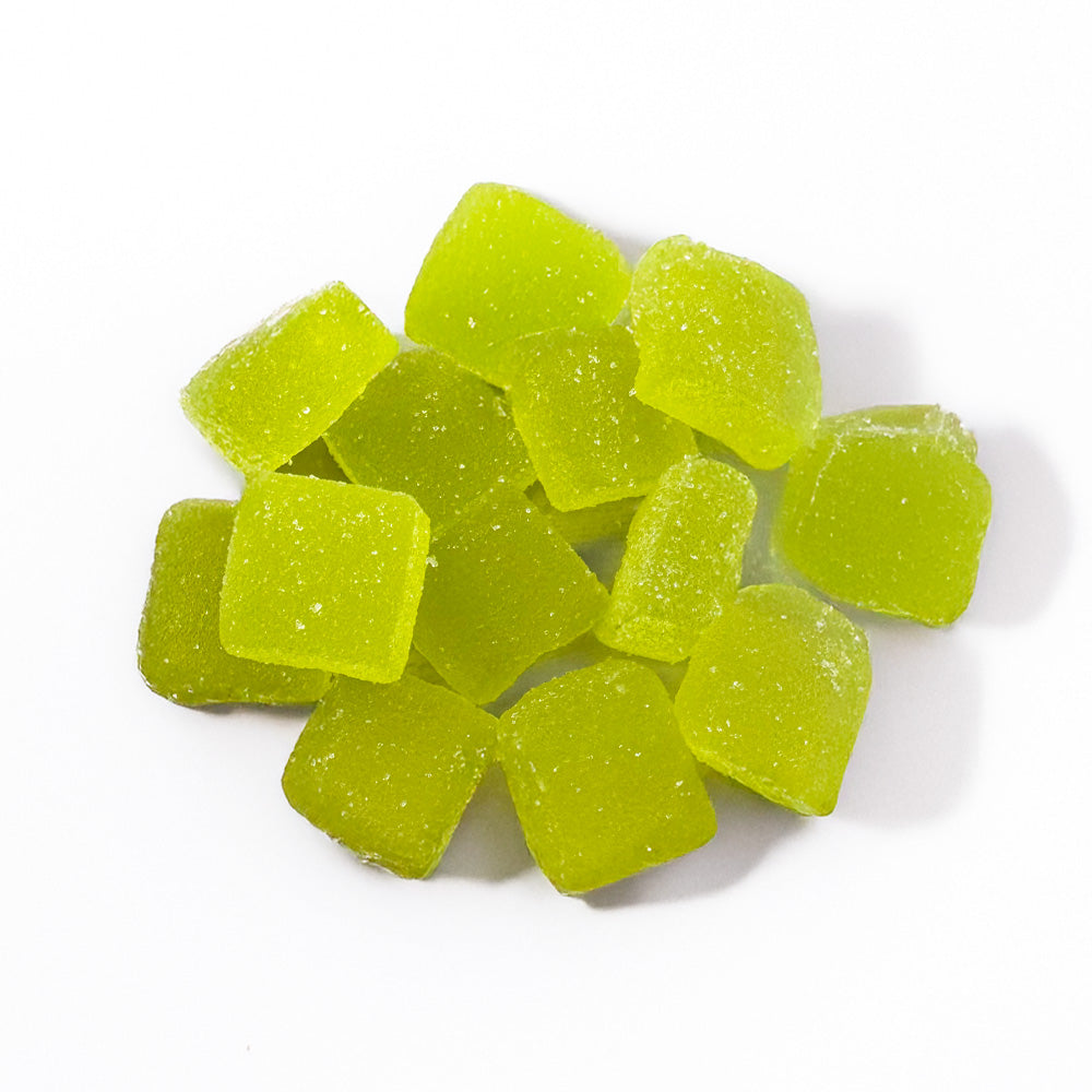 Tas de gummies au THC goûts pomme sur fond blanc