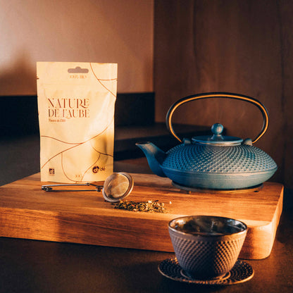 Sachet de la tisane au CBD nature de l'aube posé sur une table prêt à servir