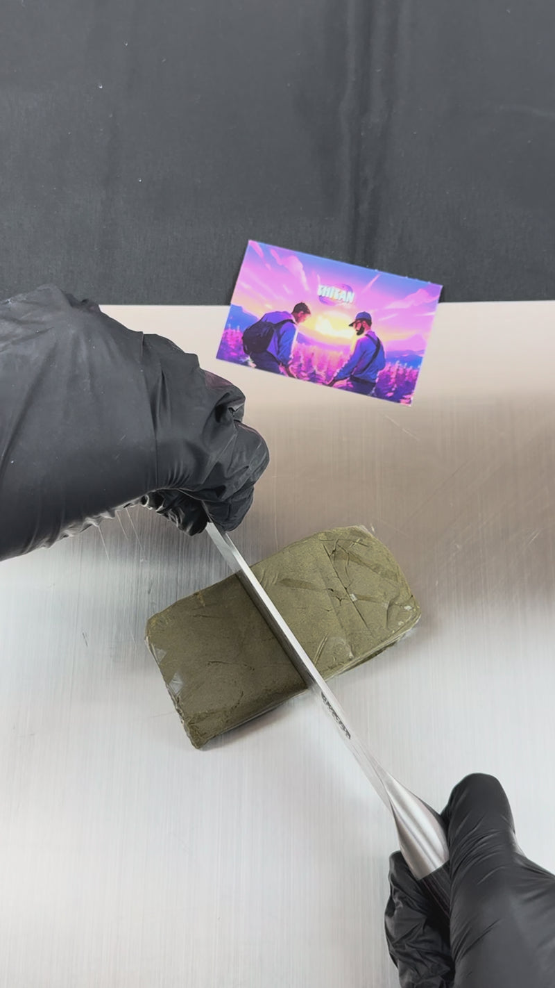 Découpe d'un morceau de CBD Bubble Hash